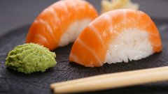 Voici de quoi est vraiment fait le wasabi servi avec les sushis